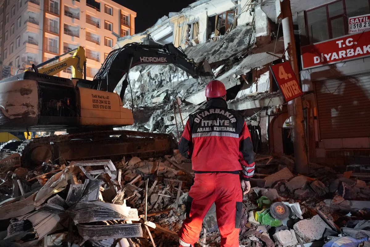 Tüm ekiplerimiz tek bir amaç için çaba harcıyıor; bir can daha kurtarmak ve uzanan bir eli daha tutmak..

Allah yardımcımız olsun.

#Diyarbakır