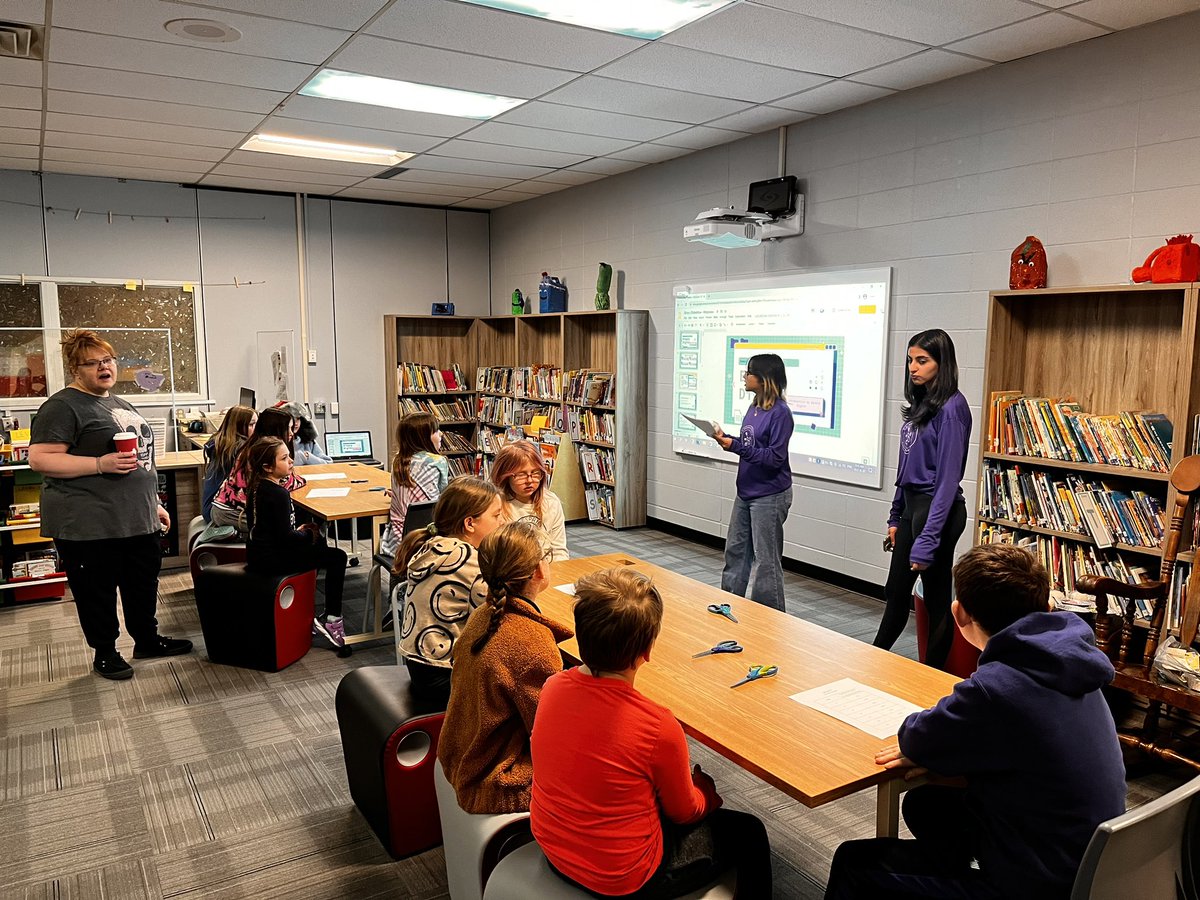 thickwoodArts's tweet image. Fun with Mathematics with @WWWomenInTech @thickwoodArts #binarycode #necklaces #gettingcrafty @fmpsd @WWhighschool @landry185