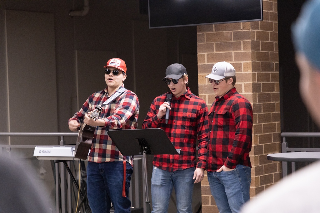 flbc_edu's tweet photo. Students enjoyed participating in an "untalent" show in the Student Life Center. It was an opportunity for students to encourage one another in their talents and laugh with one another in their lack thereof. #FLBC #FLBCfam #studentlife https://t.co/6iBJFiPIjU