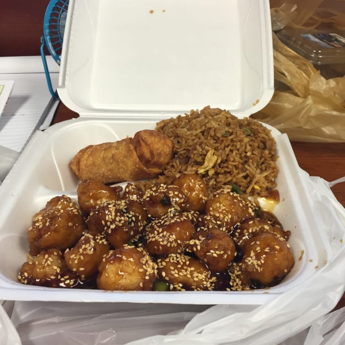 GoldenWok_II's tweet photo. From waitstaff to management, our team is here to provide you with some of the best Chinese takeout and friendly service from the moment you place your order. https://t.co/En6tjb2Xex