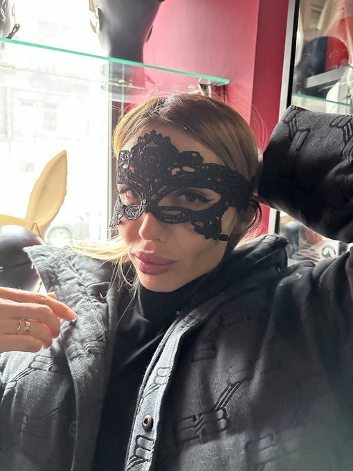 how do you like my new mask for my hot content?😈😈😈🙈🙈🙈🔥🔥🔥 https://t.co/GuGPa8WepR