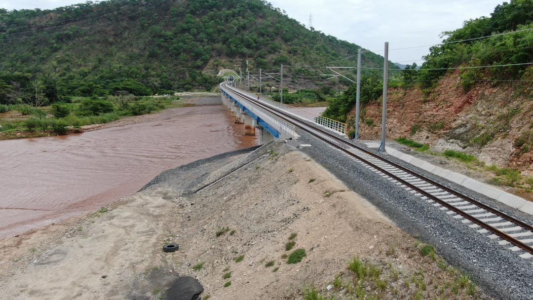 date_africa's tweet photo. 🇹🇿 Tanzania : SGR Modern Railway Project, Morogoro to Makutupora (KM 422), Kilosa area, Morogoro Region
Mradi wa Reli ya Kisasa ya SGR, Morogoro hadi Makutupora (KM 422), eneo la Kilosa, Mkoani Morogoro
#utdatanzania #utdarailway #utdaswahaili https://t.co/I3Hc1IZlYS