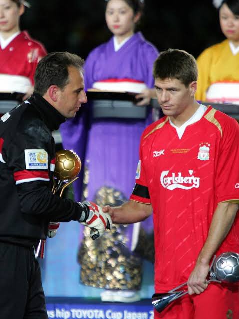 Ninguém demite o senhor Rogerio Ceni as duas da manhã e sai campeao do torneio dele.
