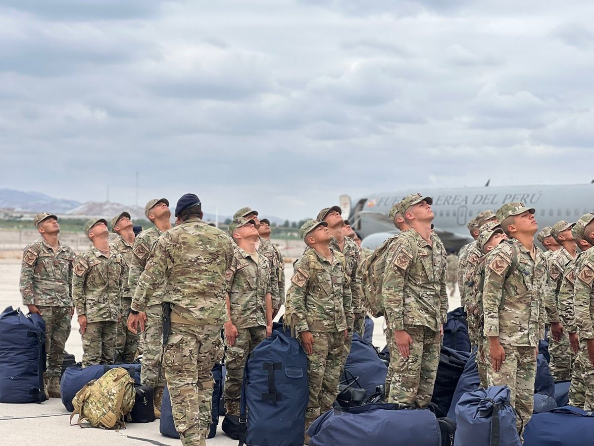 fapperu's tweet photo. #NoticiaFAP | Cadetes de la Escuela de Oficiales de la FAP, (84 del IV año y 101 del III año), vienen participando en los Cursos de Paracaidismo Básico Militar y de Supervivencia, Evasión, Resistencia y Escape, de la Escuela de Comandos FAP. (1/2) https://t.co/qNy86j6mGL