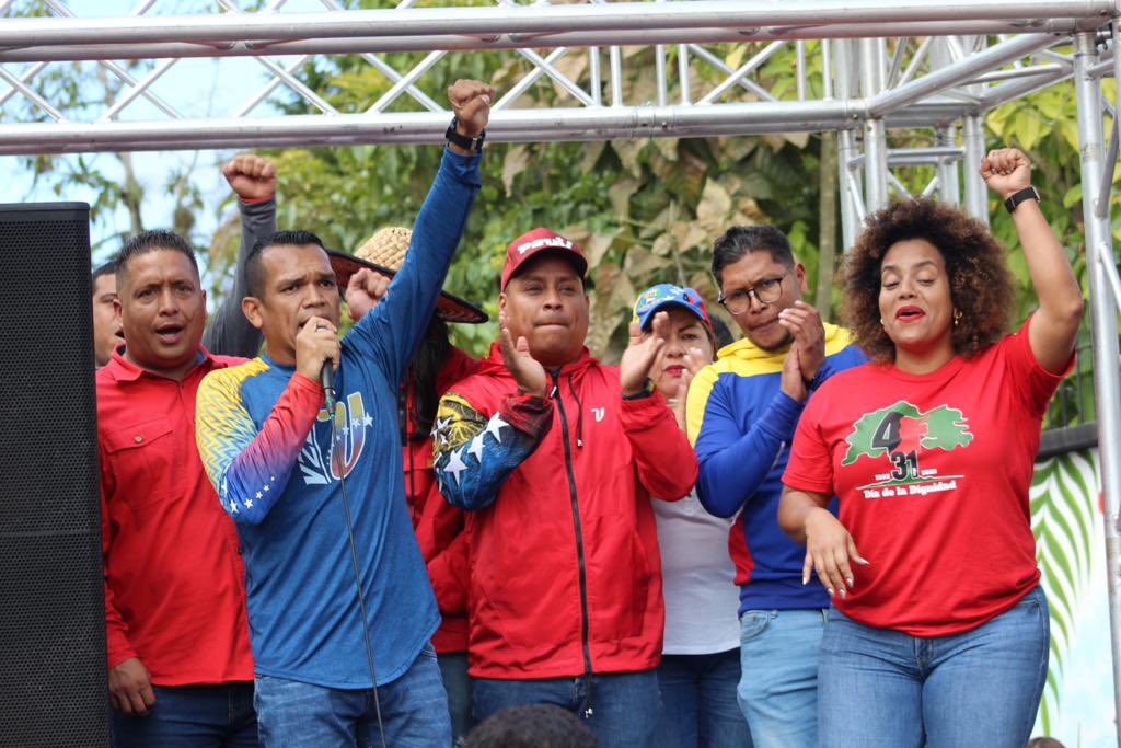 Acompañamos al pueblo del municipio #Carrizal de los Altos Mirandinos que salió a las calles en rechazo al bloqueo y las sanciones impuestas por el gobierno de EEUU.  
Aquí seguimos firmes y avanzando con nuestro Presidente <a href="/NicolasMaduro/">Nicolás Maduro</a>. #VenezuelaMonumental