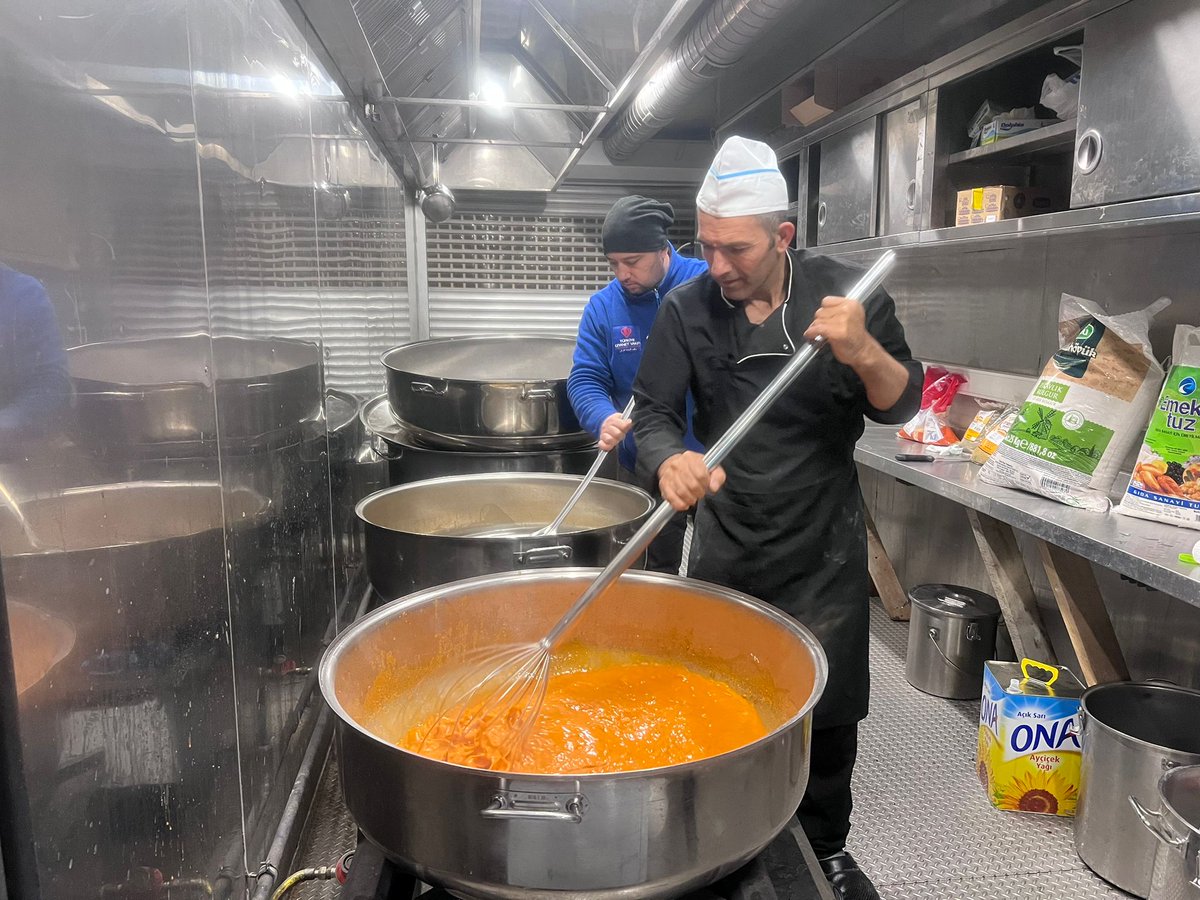 Depremle birlikte nice yürekleri sıcacık iyiliklerinizle ısıtıyoruz

Depremin merkezi Kahramanmaraş'ta Ayşe Gümüşer İlkokulunda mobil mutfağımızda hazırladığımız sıcak yemekleri depremzedelere ve görevli personellere ikram ediyoruz.

#GeçmişOlsunTürkiye
#TürkiyeİçinİyilikVakti