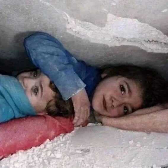 تصور اینکه چند نفر تو این شرایط گیر کردن و هنوز کسی پیداشون نکرده داره دیونم میکنه😔
خواهری که زیر آوار مراقب برادرش بود ‌و نجات پیدا کردن 
#زلزله #سوری #ترکیه #خوی #زمین_لرزه