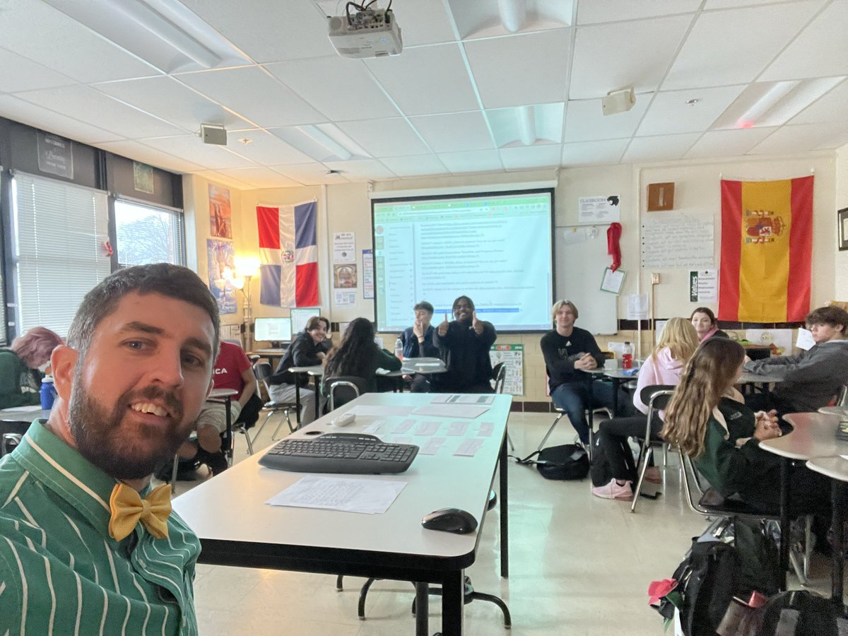 senormarkmac's tweet image. What a #bowtietuesday with @Mehlville_HS Spanish students writing in the past tense! #WeAreMehlville @bjohns61 @MrAlgebraNelson @MrDePung