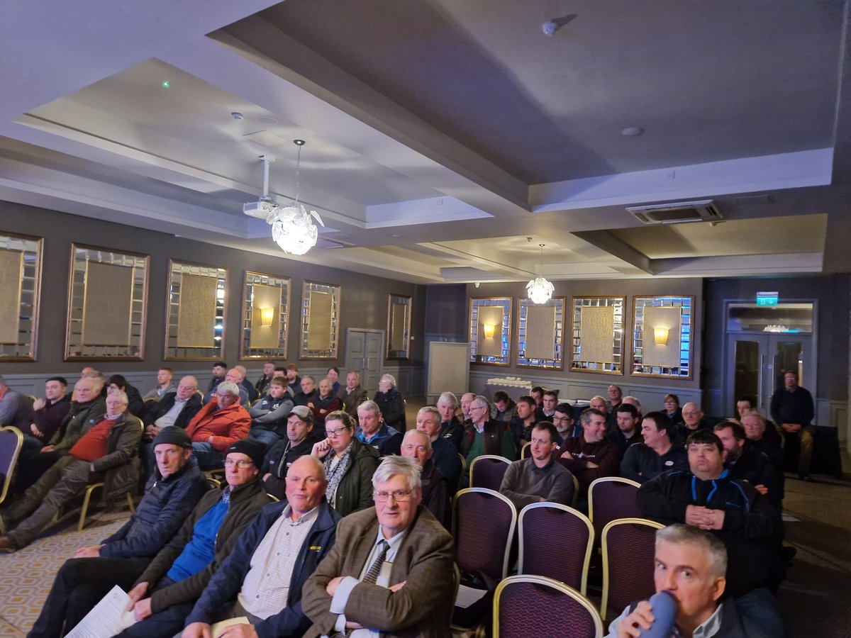 A.good crowd in Enniscorthy for the <a href="/GrowersGrain/">Irish Grain Growers</a> meeting.
<a href="/eoinlyons21/">Eoin Lyons</a> talking spring barley, always the go-to crop in Wexford.