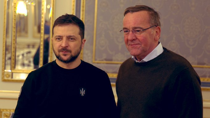 acontece_onde's tweet photo. "Alemanha confirma envio europeu de mais de 100 tanques Leopard 1 para Ucrânia"

O ministro da Defesa alemão, Boris Pistorius, hoje em Kiev numa visita-surpresa, confirmou que uma coligação de países europeus vai enviar mais de 100 blindados Leopard 1 para a Ucrânia. https://t.co/DIKaT2b5HT