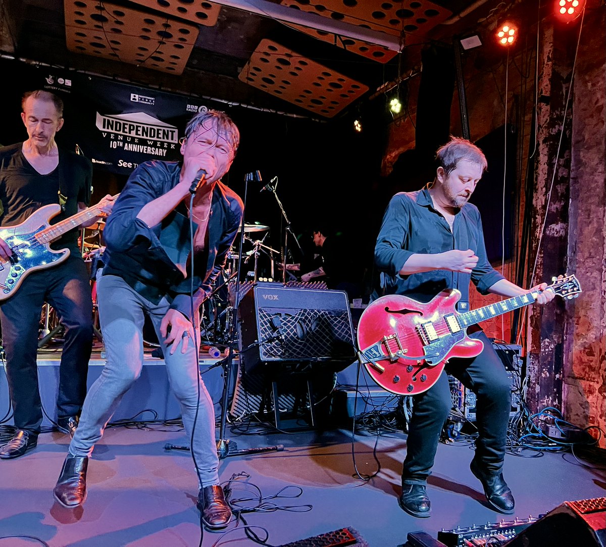 Shawndrarara's tweet photo. We were so lucky to get tickets to see @suedeHQ at @stereoglasgow, where they played last Friday for @BBC6Music #IndependentVenuesWeek. Tiny venue (300 cap.) with the nicest staff. Front row, centre on the barrier meant we had Brett right in our faces (literally at times)! https://t.co/dONlYCEi2h