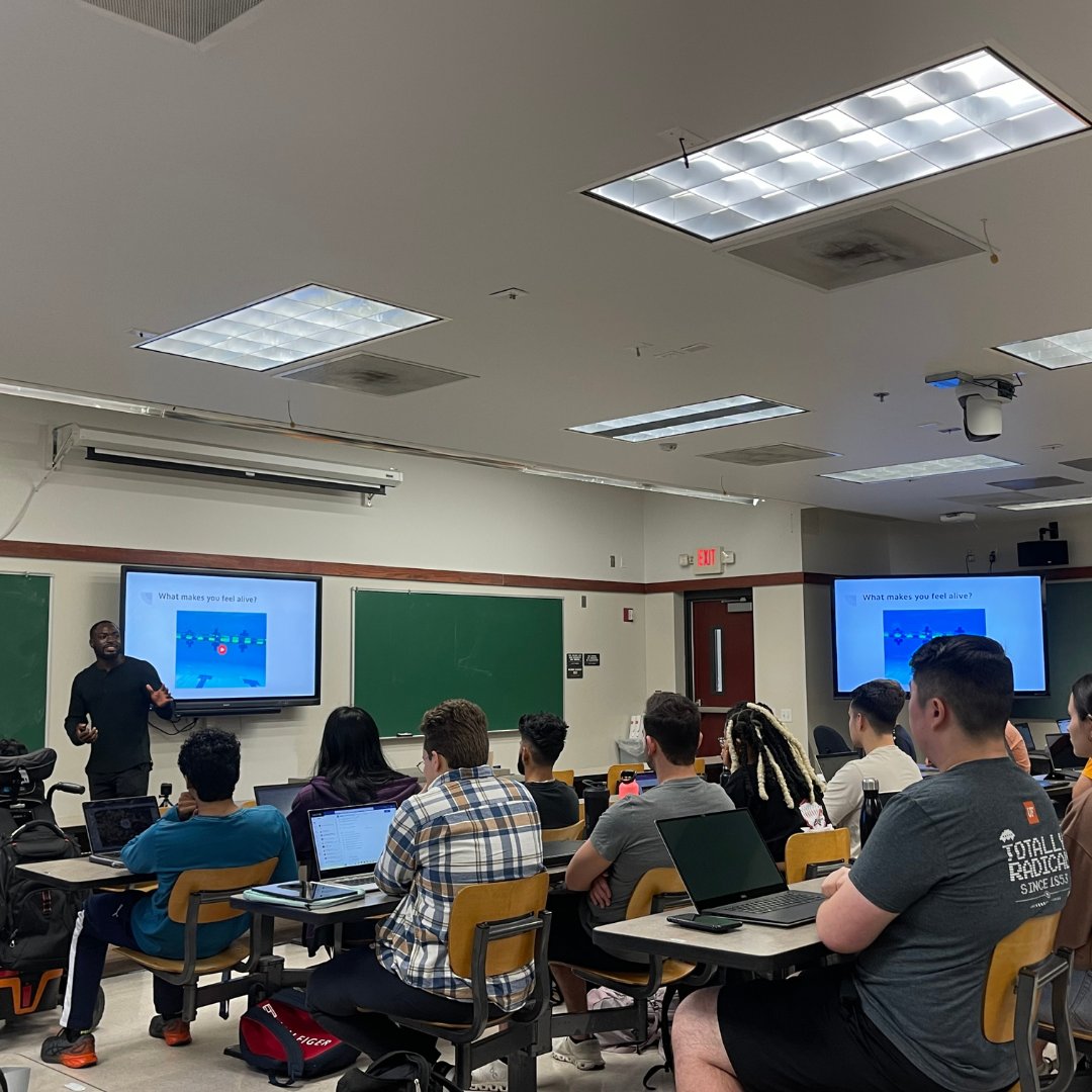 ufippd's tweet photo. Today, the class welcomed guest speaker William Johnson to discuss leadership in engineering!

William is a UF IPPD alum who graduated in 2016. He is currently a business development executive at Overhead Intelligence.
#ufippd #GatorEngineers 🐊 https://t.co/COlrNk4kBl