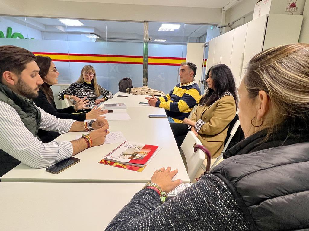 VOXCordobacapi's tweet photo. 🫱🏻‍🫲🏼 Reunión de trabajo con la Asociación Cultural @cordobasolohay1. 

🗣@jimenayolanda: “Desde VOX daremos todo nuestro apoyo a aquellas entidades encargadas de promocionar el talento y la cultura de Córdoba”. 

#CuidaLoTuyo #CuidaTuCultura https://t.co/vlWNskRgSI