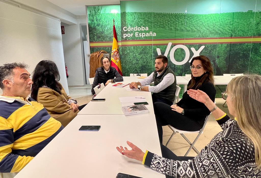 VOXCordobacapi's tweet photo. 🫱🏻‍🫲🏼 Reunión de trabajo con la Asociación Cultural @cordobasolohay1. 

🗣@jimenayolanda: “Desde VOX daremos todo nuestro apoyo a aquellas entidades encargadas de promocionar el talento y la cultura de Córdoba”. 

#CuidaLoTuyo #CuidaTuCultura https://t.co/vlWNskRgSI