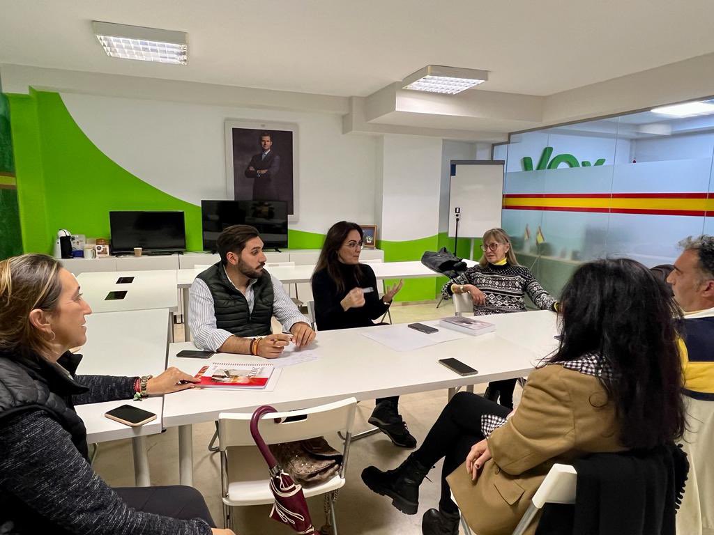 VOXCordobacapi's tweet photo. 🫱🏻‍🫲🏼 Reunión de trabajo con la Asociación Cultural @cordobasolohay1. 

🗣@jimenayolanda: “Desde VOX daremos todo nuestro apoyo a aquellas entidades encargadas de promocionar el talento y la cultura de Córdoba”. 

#CuidaLoTuyo #CuidaTuCultura https://t.co/vlWNskRgSI