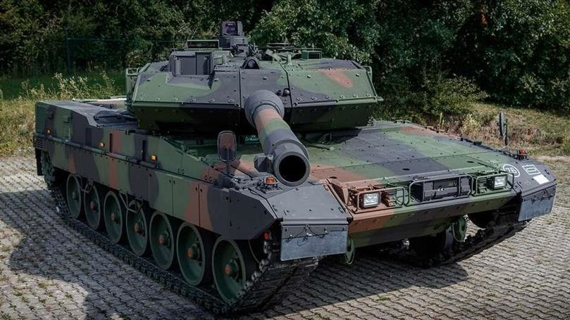 acontece_onde's tweet photo. O Leopard 2 é uma série de tanques de guerra desenvolvidos na Alemanha. É considerado um dos tanques mais avançados e capazes do mundo, com proteção avançada, armamento potente e tecnologia de ponta. https://t.co/ULfSDc9Kf3