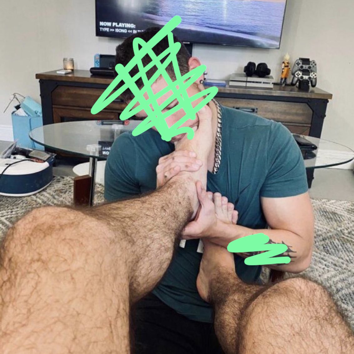 FinDomBoyFeet's tweet photo. Who help him lick my feet? #sub #slave #gayslave #findom https://t.co/4jnpKGk4K1