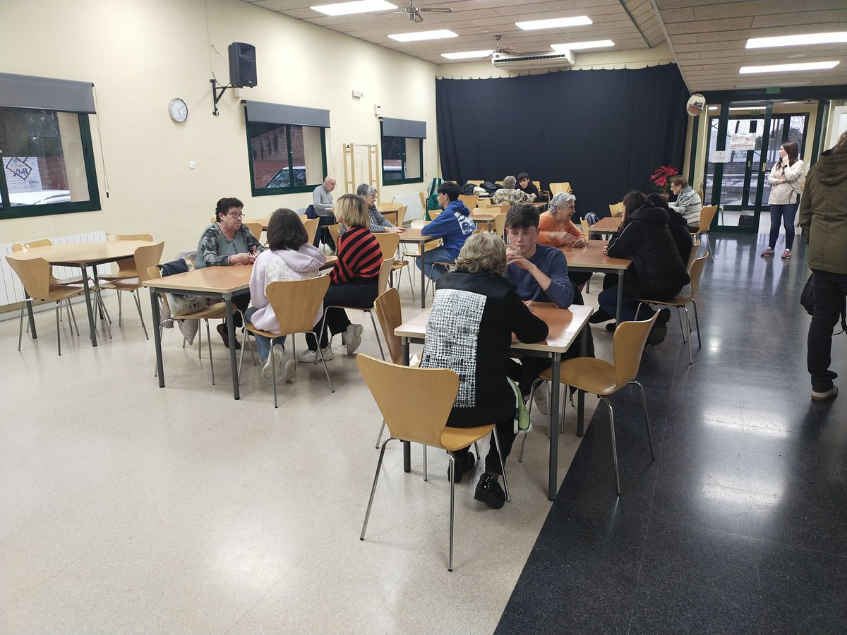 InsXammar's tweet photo. El mes passat s’acabava el servei comunitari de #xarxadigital i avui s’ha iniciat el servei comunitari amb el casal de la gent gran. Converses intergeneracionals enriquidores per a tothom. 
Gràcies @ajametlladelvalles #intergeneracions #compartimconverses https://t.co/3TPVDG9o6R