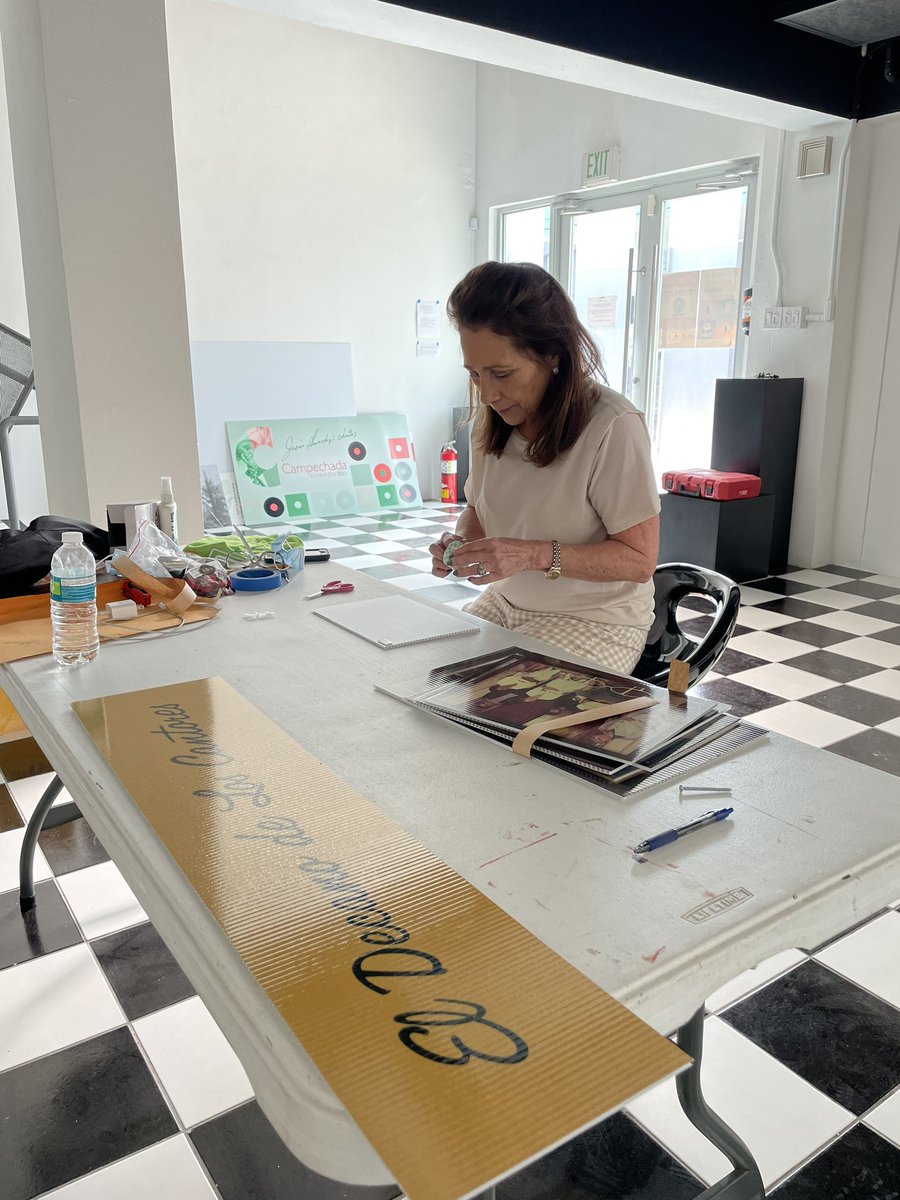 EEmergente's tweet photo. Rumbo a la Campechada el equipo de los museos de Bayamón trabajando en el montaje de EE . Se exhibirá una muestra de la vida cotidiana y logros de Chuíto . En adición ofrecerá talleres de trova , 18 y 19 de febrero
#BayamónDistritoCultural
#Distritocultutaldebayamon 
#Campechada https://t.co/JevYdJkH9y