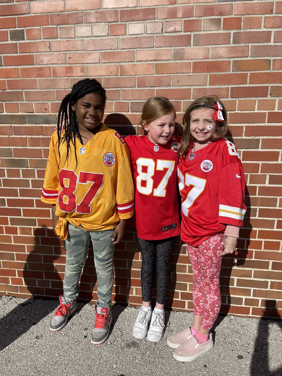 MrsBJones3rd's tweet photo. Representing #87 today for Travis Kelce Tuesday! Ott Cubs are counting down until the Super Bowl! #youotttobehere https://t.co/KdZHKlNAuS