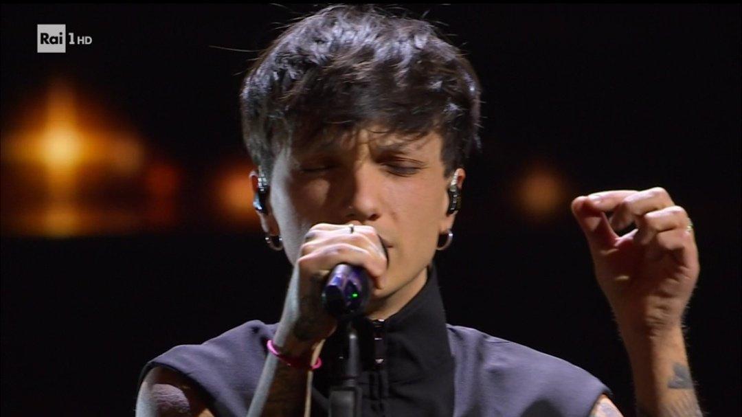 Giusy_Ultimo's tweet photo. "amo l’alba perché spesso odio la vita mia, camminando senza meta in questa strana via
amo l’alba perché è come una sana follia puoi capirla se la senti e non mandarla via" ❤️
#Sanremo2023 #UltimoSanremo2023 https://t.co/HZYou3f3ye