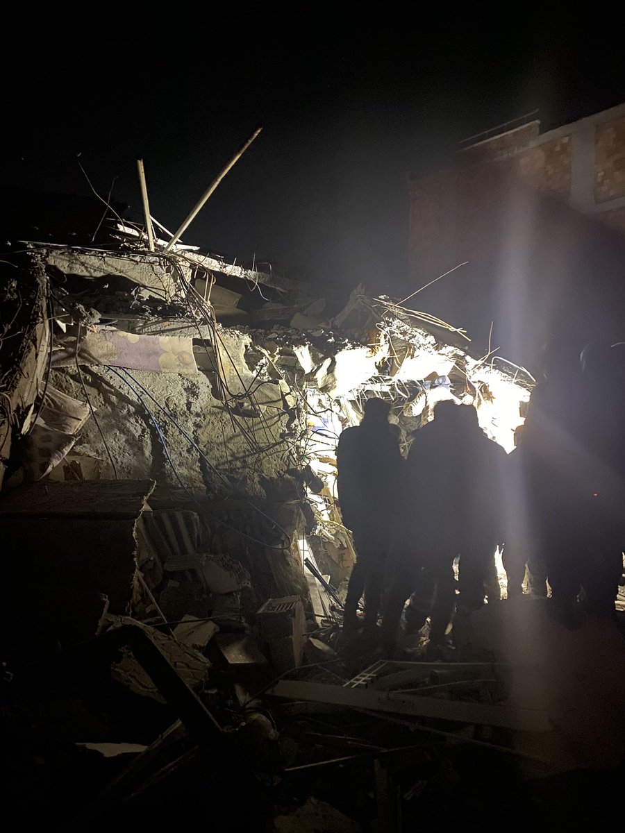 Enkaz altındaki anne kızını aramış “biz iyiyiz 15 kişi biraradayız, yaşıyoruz. Bizi kurtarın “demiş. deprem olalı 45 saat oldu hala bu apartmanda bir çalışma yok. Ne olur Yardım edin. Adıyaman merkez Bahçelievler Mahallesi 904. Sokak <a href="/DepremDairesi/">AFAD Deprem</a>