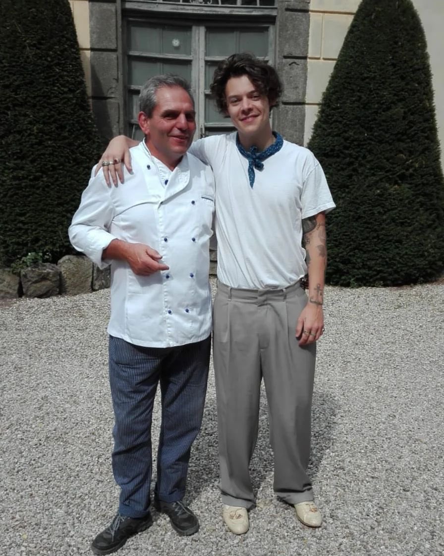HStylesItalia's tweet photo. Harry con lo chef Sergio Nava (che ha postato la foto per congratularsi con Harry per le vittorie ai #GRAMMYs) nel 2019! https://t.co/N57zBSp7ZI