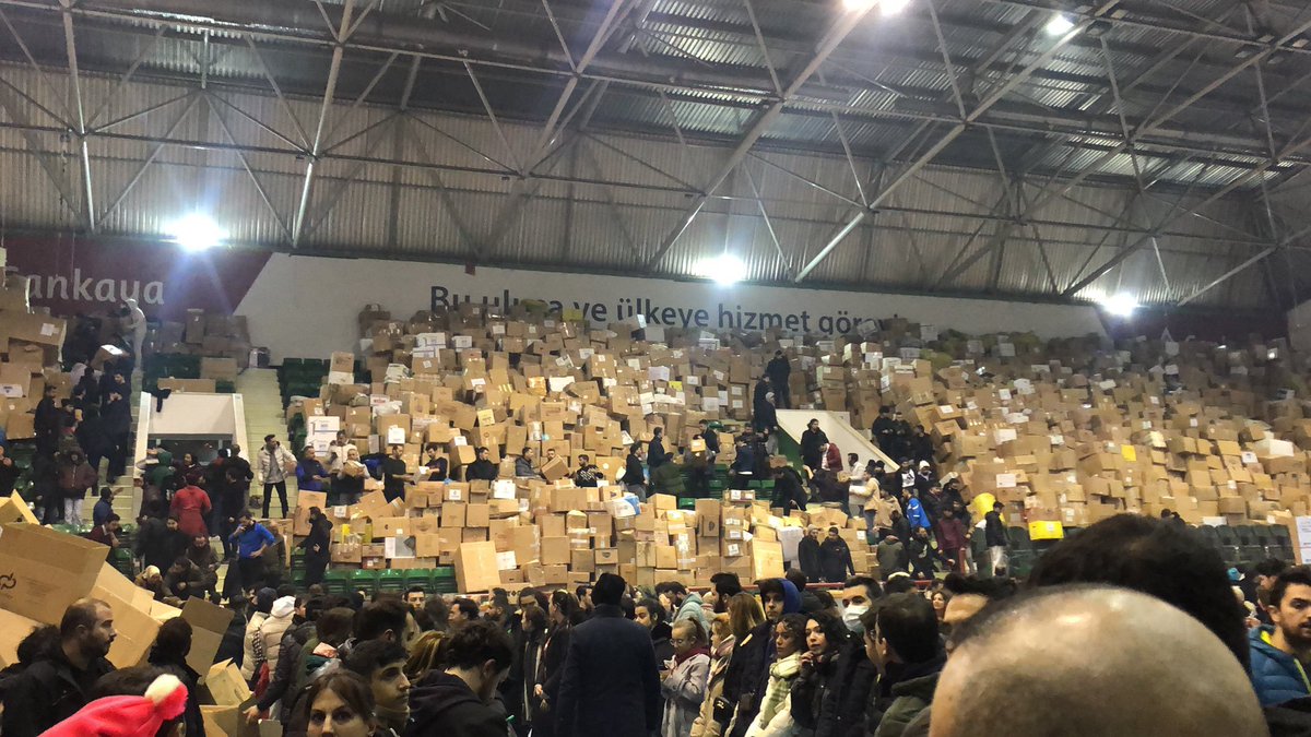 Ankara'daki yardım toplama merkezlerinden Ahmet Taner Kışlalı Spor Salonu.