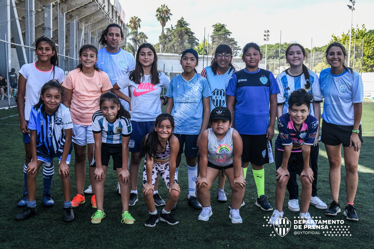 gytoficial's tweet photo. #FutbolFemenino || Arrancaron las Albitas

Con la presentación de Rodrigo García (DT) y Mariel Gómez (PF) iniciaron los trabajos de las chicas (Sub 14, Sub 18 y Primera) de cara a los torneos organizados por la Liga Salteña. 

#VamosAlbitas 💙🤍 https://t.co/GR87DbkWkh