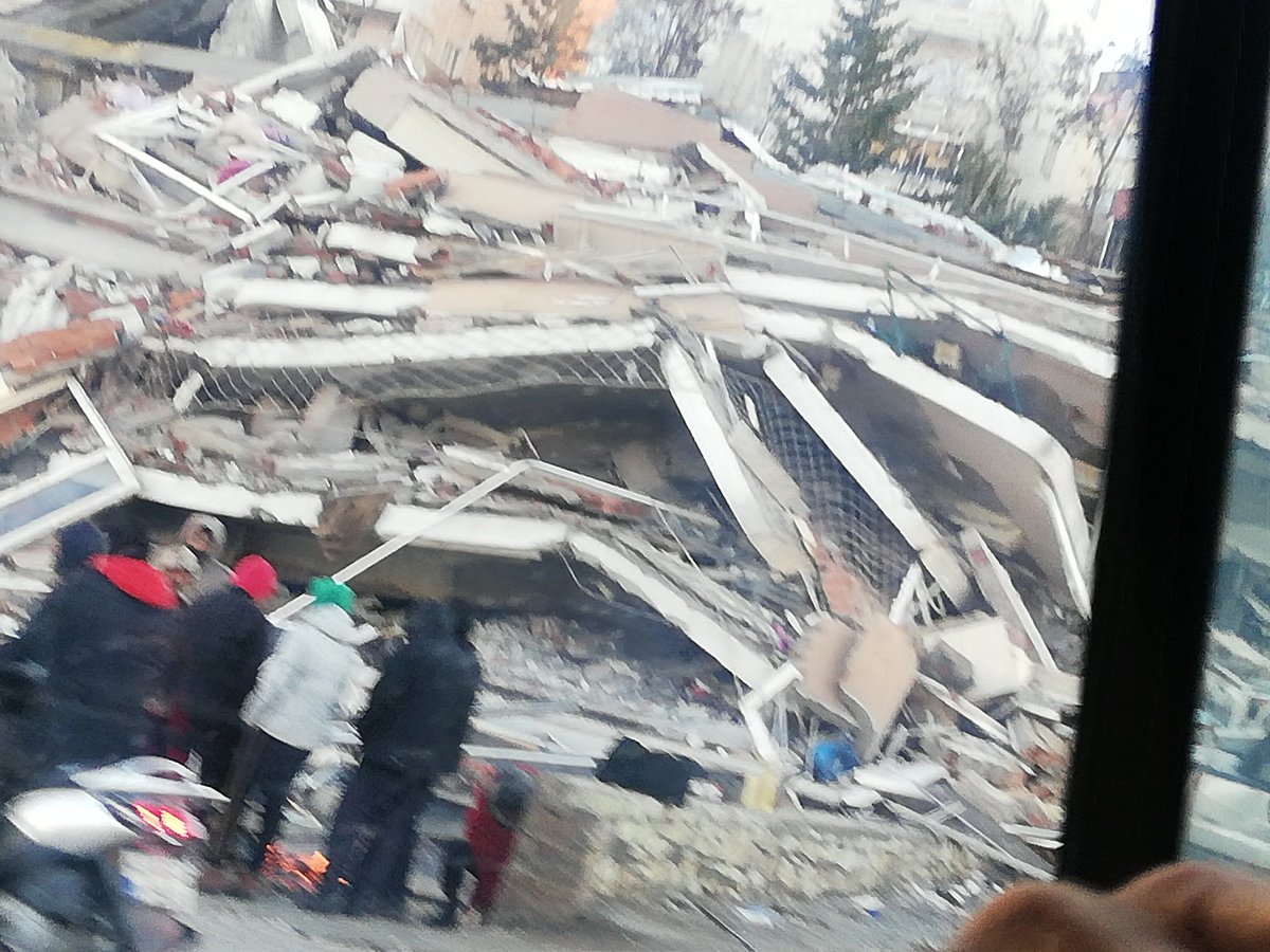 EAzzevkli's tweet photo. Bitti. Koskoca şehir yerle bir oldu. Taş üstünde taş kalmadı. İnsanalrin umutları bitti. Her şey bitti.. https://t.co/QC4XwQqFEr