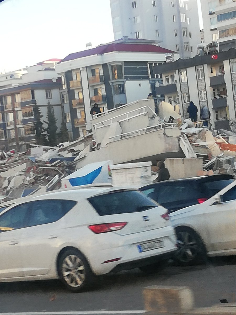 EAzzevkli's tweet photo. Bitti. Koskoca şehir yerle bir oldu. Taş üstünde taş kalmadı. İnsanalrin umutları bitti. Her şey bitti.. https://t.co/QC4XwQqFEr