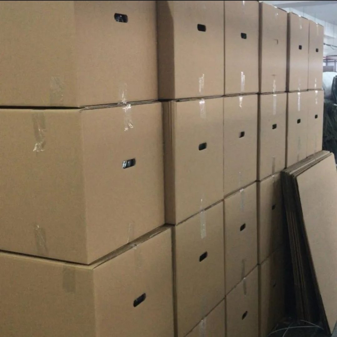 Mezunlar Derneği'nin başlattığı ve sizlerin de desteğiyle alınan uyku tulumlarından 600 tanesi derneğe ulaştı. 2.kısım yarın gelecek. Aynı desteği yarın ya da sonraki gün başlayacak olan çadır kampanyasında da bekliyoruz.  
#DayanışmaYaşatır