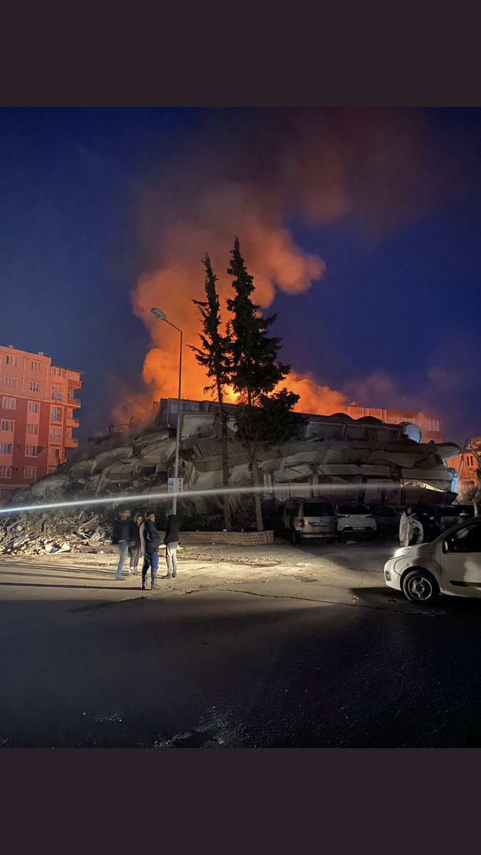 ENKAZDA YANGIN VAR İTFAİYE YOK SESLER GELİYOR YAŞAYANLAR VAR VİNÇ YOK!! Adres:gazi mah. adnan menderes cad. Cemil Çapar Apt Antakya/Hatay @cenkmisi 

#deprem #yardım #Hatay #antakya #yardımedin #AFAD #AHBAP #yangın göçük arkadaşım arkadaşımın #itfaye bina gönderin yollayın 112