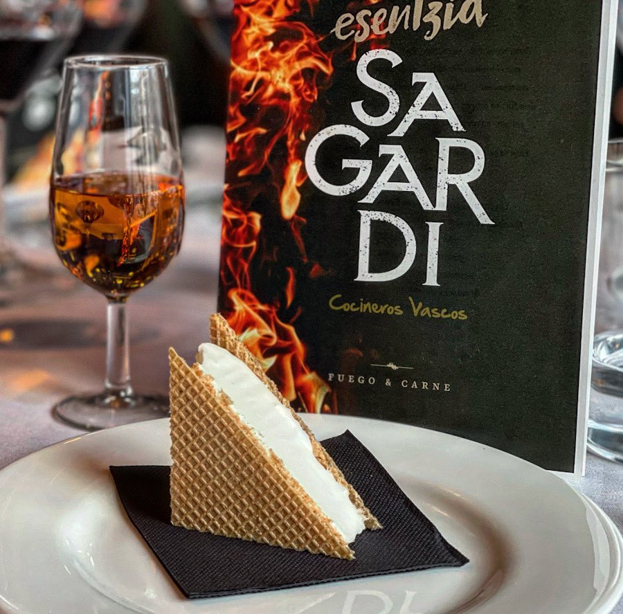 ¿Cuánto hace que no te tomas un corte? Era uno de los postres de mi infancia, esos cortes de helado con galletas… Pues este estaba increíble con un helado de nata alucinante de <a href="/sandrodesii/">Sandro Desii</a> 
Estará en el Menú Esentzia “Fuego &amp; Carne” de <a href="/GrupoSAGARDI/">GrupoSAGARDI</a> #Castellana   
#food #foodie