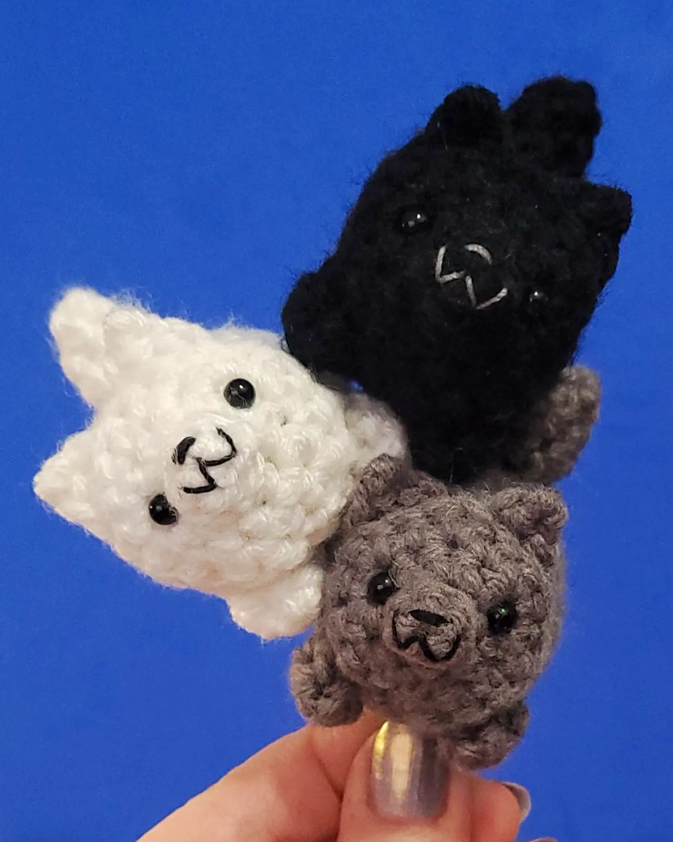 Three wolf moon sans moon. Anyone get reference? #wolves #wolf #amigurumiartist