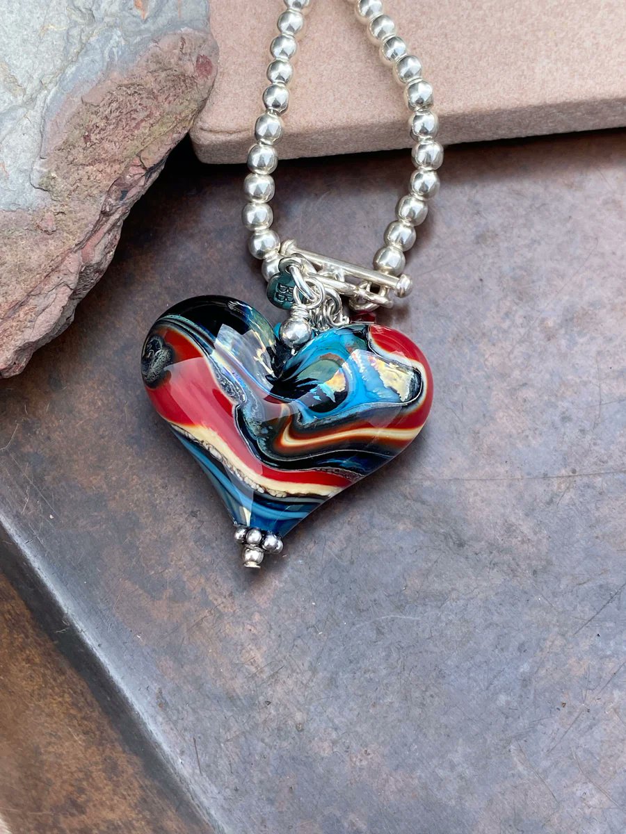 StudioBBdesigns's tweet photo. The word STUNNING doesn't justify how insanely GORGEOUS this red &amp; turquoise heart is!! ❤️💙 

Shop Now: https://t.co/aAIE2w4bM7

#hearts #handmade #lampwork #lampworking #glass #glassheart #glasshearts #lampworkjewelry https://t.co/NnEQ6fA6RF