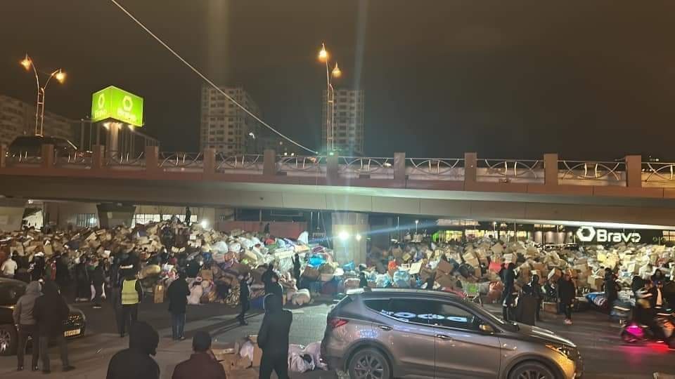 Burası Bakü'nün merkezi caddelerinden biri, köprünün altı... 

Türkiye'ye yapılan yardım kampanyası nedeniyle bu yol tamamen kapanmış...

Benim ülkem zamanında ona yapılan iyilikleri asla unutmaz!