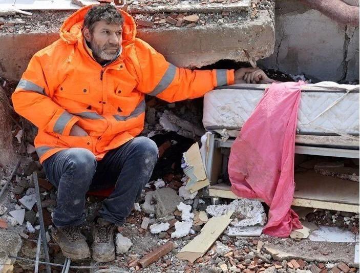 omerhankrm's tweet photo. Kızını kaybetmiş ama üşümesin diye elini bırakmayan bir Baba.

Ben galiba burada kaldım. 40 yaşındayım. Yaşadığım sürece bu fotoğrafı, bu abimin yüzündeki o ifadeyi ve buna sebep olanları asla unutmayacağım. https://t.co/vTsgpWBVQa