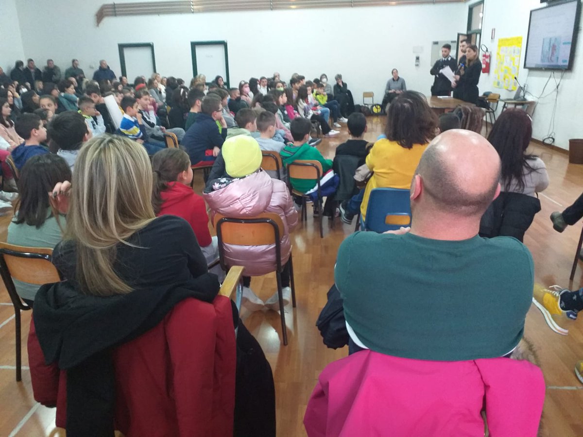 DD_3Circ_Gubbio's tweet photo. È con immenso orgoglio che posso dire l'incontro "Dire <<Basta>> è un diritto di tutti" sulla lotta al bullismo e al cyberbullismo è stato un grande successo.
Grazie a quanti hanno partecipato.
La #DD3C è questo è tanto altro, da Branca a Madonna del Ponte.
#noalbullismo https://t.co/vqn53rzGwk