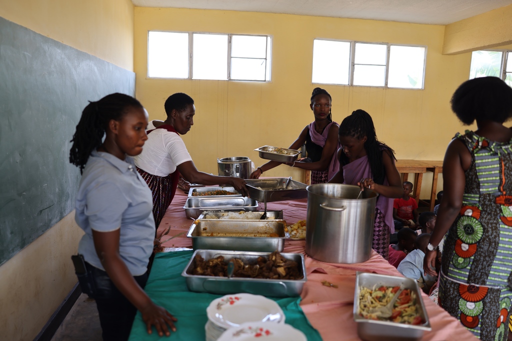 k4k's tweet image. Take a look at this recent #FeedingProgram in #Rwanda! #nonprofit #missions #christian
