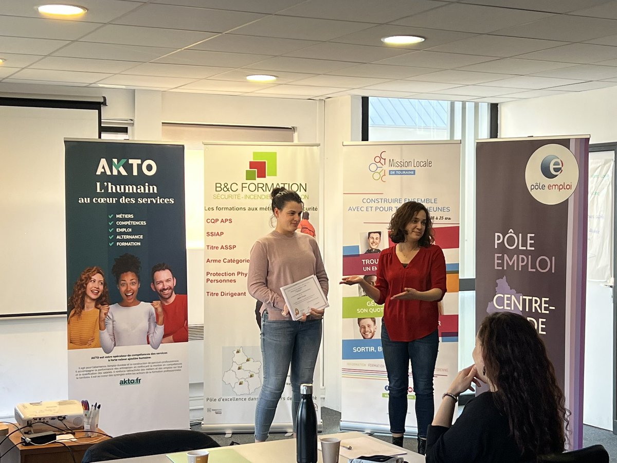 Fin de la POEC SECURIT'ELLES, « formation au métier d'agent de Sécurité 100% féminine » après 3 mois de formation.7 candidates ont obtenu leur titre professionnel et reçu leur diplôme ce jour. Les 7 candidates ont toutes une promesse de recrutement #equipemploi #AKTO #poleemploi