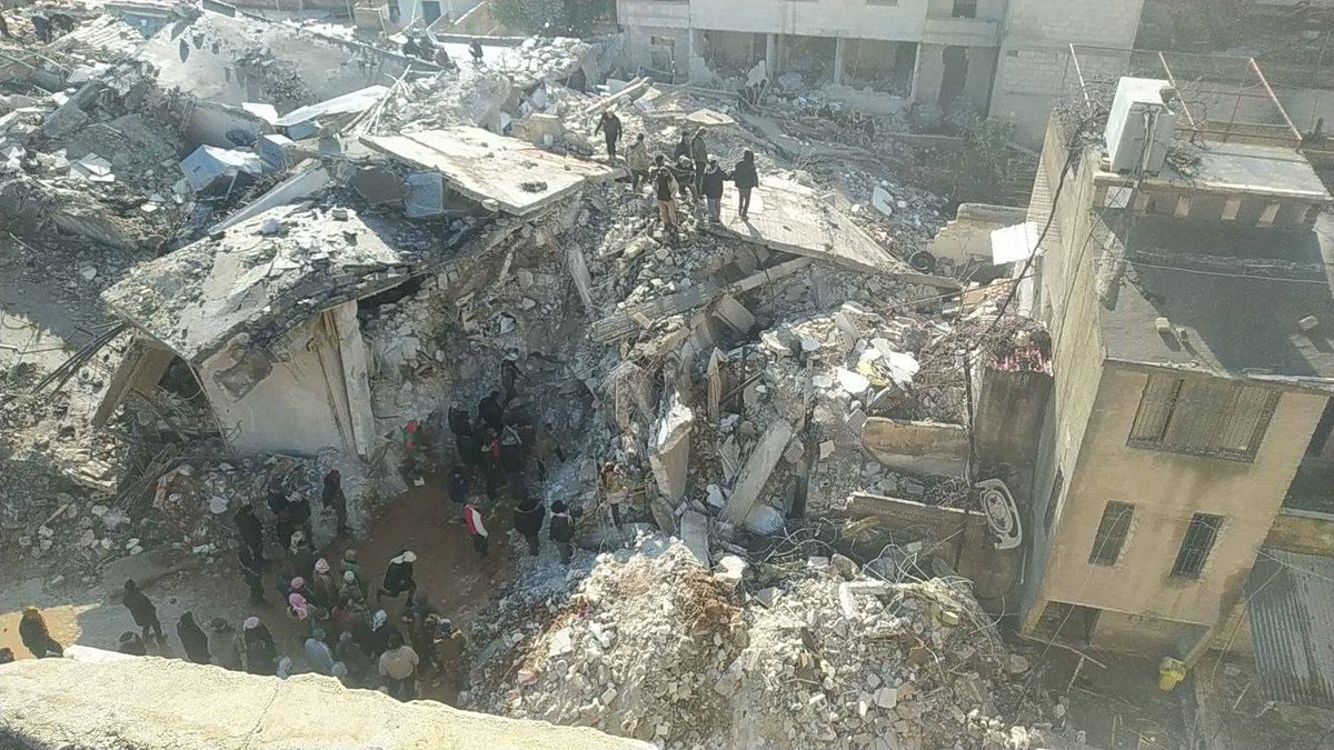 In #Syria , wracked by 12 years of war, there are not enough rescue teams or medical equipment. 

Pic from the WND team, in the Jendires area of ​​Afrin, NW of Syria, after the earthquake destroyed most of its buildings, and there are not enough rescue teams to reach it.

A 🧵