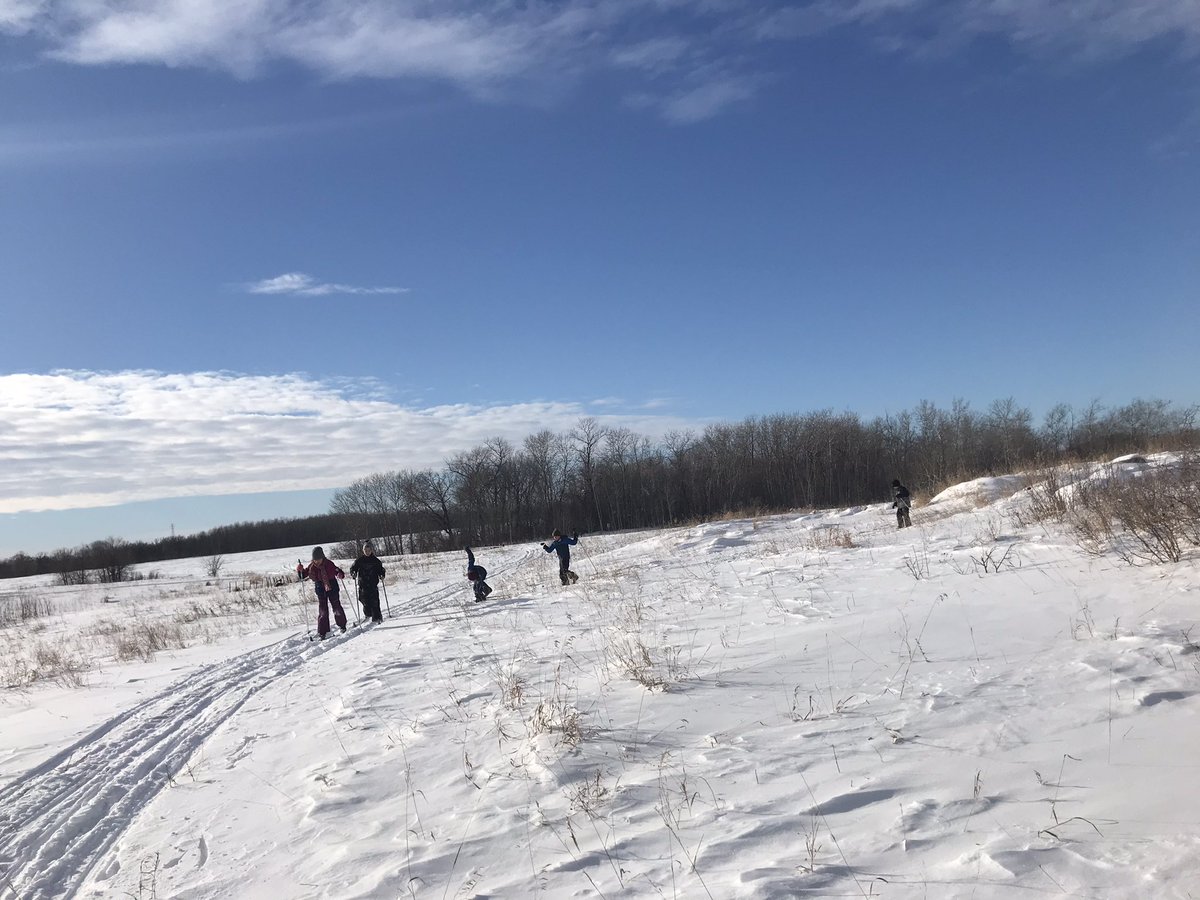 Natalie49894559's tweet photo. @HTS_LSSD I spent an amazing day skiing with our grades 3 and 4 Ss today! https://t.co/2JtMJI1Jdz