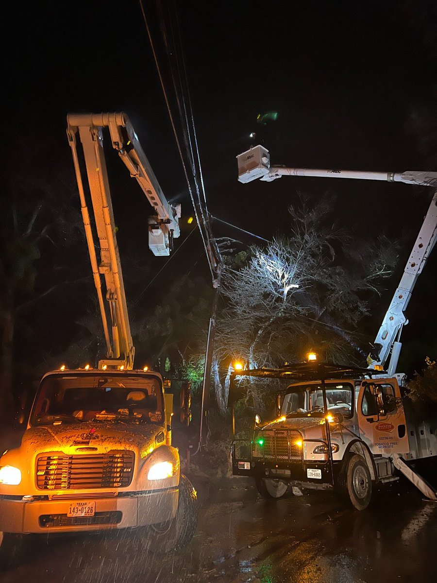 How do our crews work through stormy conditions?
☔ If it's raining, they will continue to work. It doesn't matter if it's a mist or a downpour
🍃 If wind gusts above 30mph, crews will not go up in lifts until the winds calm down
⛈️ If lightning, crews will not work in the area