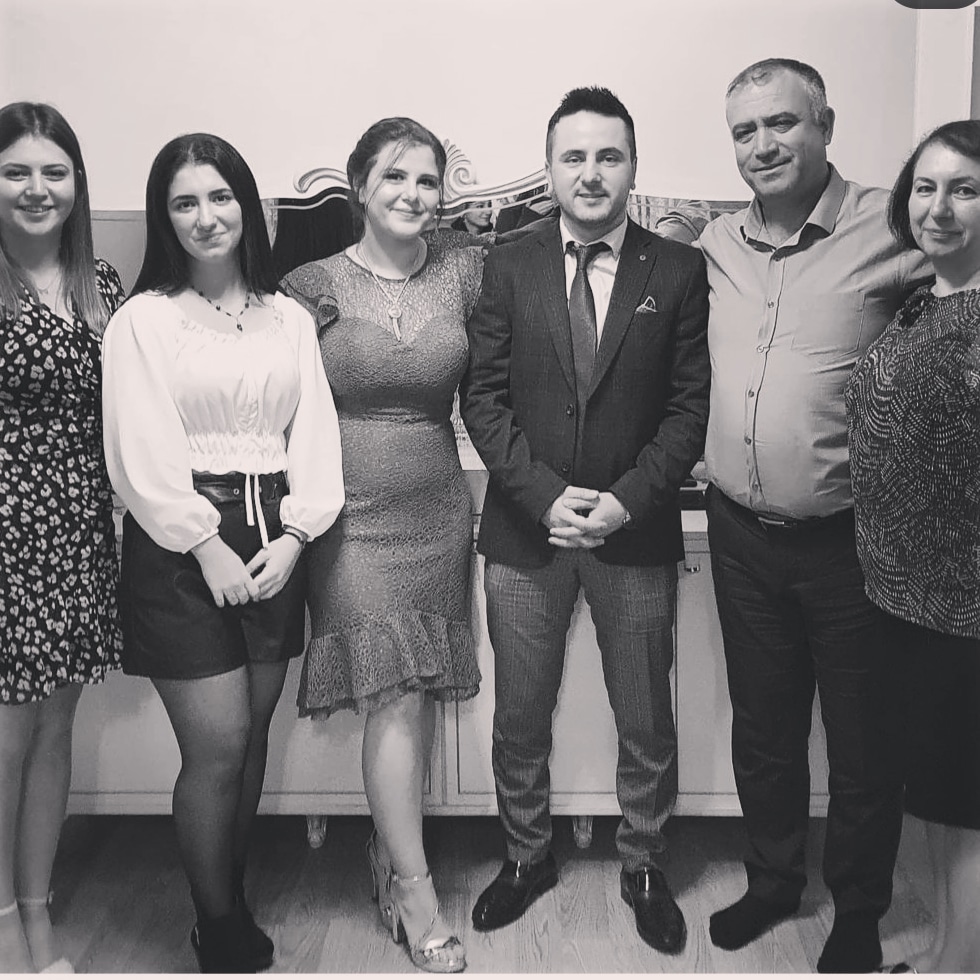 EsmaIsoglu's tweet photo. Bazen bazı fotoğraflar vardır, altına bir şeyler yazmak o kadar ağır gelir ki, altına ne yazacağını bilemezsin. İşte tam o anlardan biri... https://t.co/WwRab8W9QB