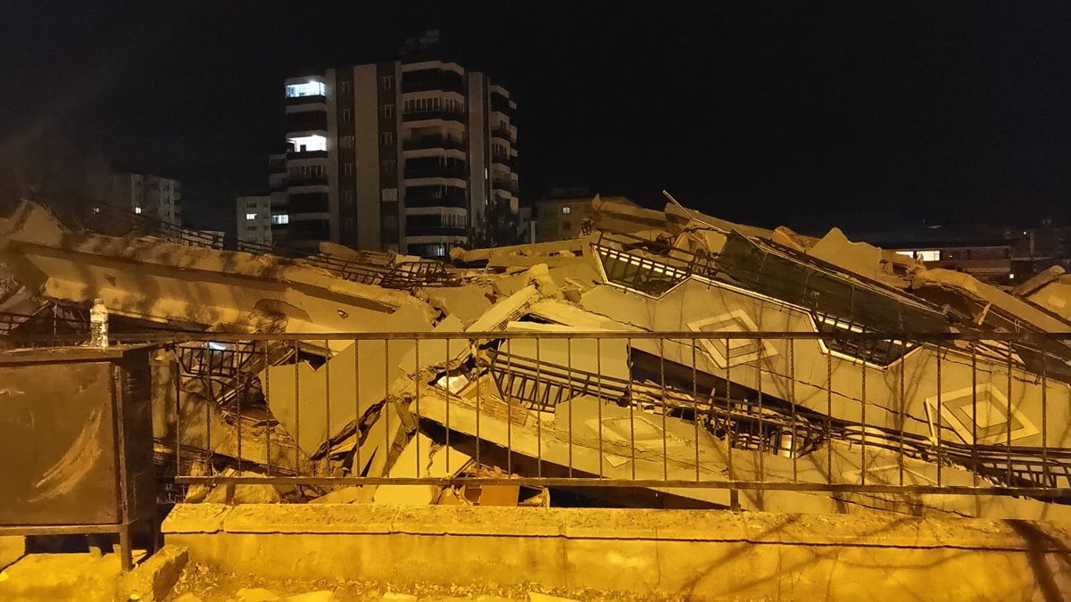 gokcepyigit's tweet photo. Ekipler çalışıyor ama vinç yokmuş hala yakınlarımıza ulaşamıyoruz. Kahramanmaraş onikişubat şehit Abdullah çavuş mahallesi proton apartmanı ACİL VİNÇ GELMESİ LAZIM @AFADBaskanlik @BabalaTv @OguzhanUgur @AhbapKsu @AFADKMaras @ProfDemirtas @AtillaTasNet @haluklevent https://t.co/7jd0QOJTQl