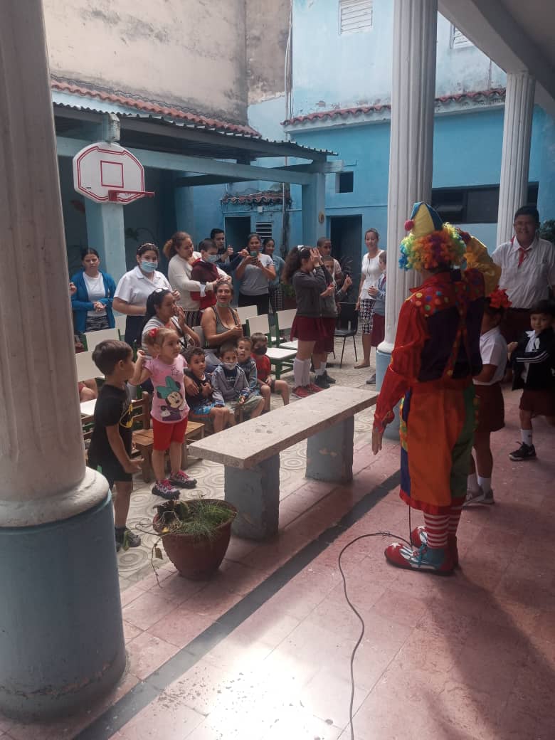 HeroesDmeCamag's tweet photo. Sorpresa para los príncipes azules con el Payaso Lechuga y la Maga, por parte de nuestros padrinos la Oficina del Historiador de la Ciudad de Camagüey, por los 509 Aniversarios de la Fundación de la Villa, celebrando la Semana de la Cultura Camagüeyana. https://t.co/f5VxdtIpf9