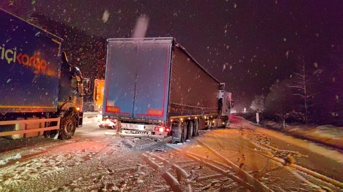 darkwebhaber's tweet photo. 4 TIR'ın kayması sonucu Bursa- Ankara karayolu trafiğe kapandı.
Yaklaşık 10 yardım TIR'ı da yolda kaldı. https://t.co/oiOlKIBMLH