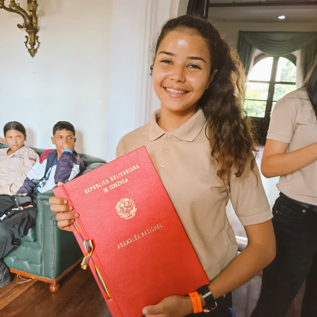 _LaAvanzadora's tweet photo. ¡Día histórico!

Quedó aprobado por unanimidad el Proyecto de Ley de Participación Estudiantil en el Subsistema de Educación Básica. 

Esta Ley tiene como finalidad profundizar la democracia participativa y protagónica dentro de las instituciones educativas. 

@NicolasMaduro https://t.co/6cZs7Zn8zt