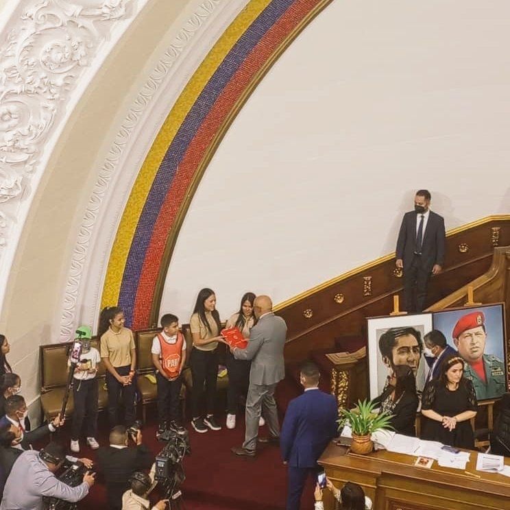 _LaAvanzadora's tweet photo. ¡Día histórico!

Quedó aprobado por unanimidad el Proyecto de Ley de Participación Estudiantil en el Subsistema de Educación Básica. 

Esta Ley tiene como finalidad profundizar la democracia participativa y protagónica dentro de las instituciones educativas. 

@NicolasMaduro https://t.co/6cZs7Zn8zt